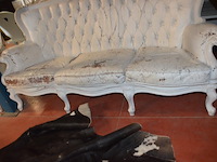 Driezit en clubzetel hout met lederen bekleding (wit geverfd), vloerkleed koeienhuid - afbeelding 2 van  11