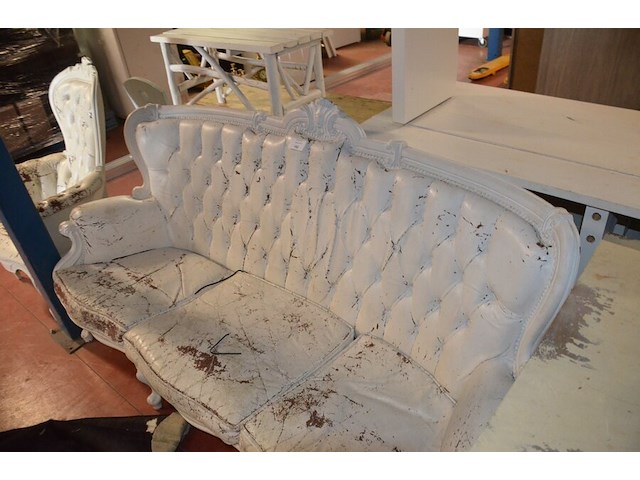 Driezit en clubzetel hout met lederen bekleding (wit geverfd), vloerkleed koeienhuid - afbeelding 3 van  11