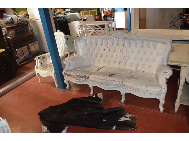 Driezit en clubzetel hout met lederen bekleding (wit geverfd), vloerkleed koeienhuid - afbeelding 1 van  11