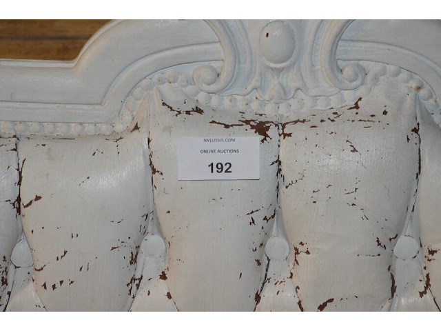 Driezit en clubzetel hout met lederen bekleding (wit geverfd), vloerkleed koeienhuid - afbeelding 7 van  11