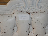 Driezit en clubzetel hout met lederen bekleding (wit geverfd), vloerkleed koeienhuid - afbeelding 7 van  11