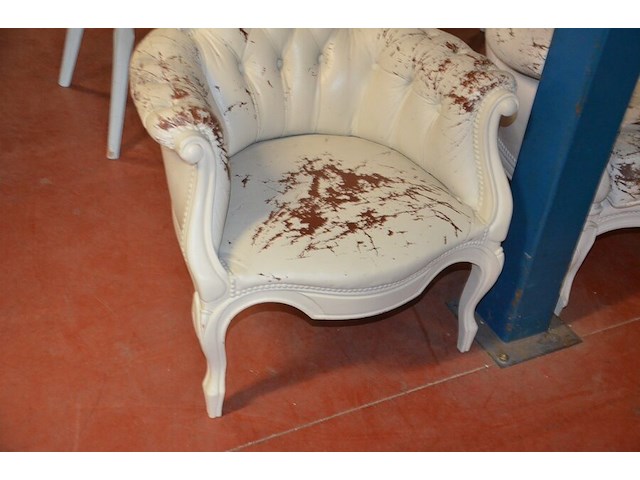 Driezit en clubzetel hout met lederen bekleding (wit geverfd), vloerkleed koeienhuid - afbeelding 9 van  11