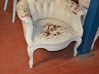 Driezit en clubzetel hout met lederen bekleding (wit geverfd), vloerkleed koeienhuid - afbeelding 9 van  11