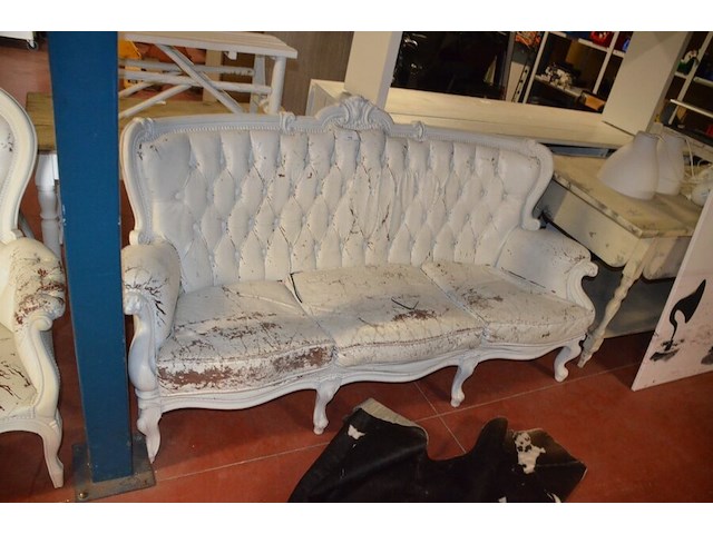 Driezit en clubzetel hout met lederen bekleding (wit geverfd), vloerkleed koeienhuid - afbeelding 10 van  11