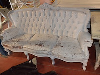 Driezit en clubzetel hout met lederen bekleding (wit geverfd), vloerkleed koeienhuid - afbeelding 11 van  11