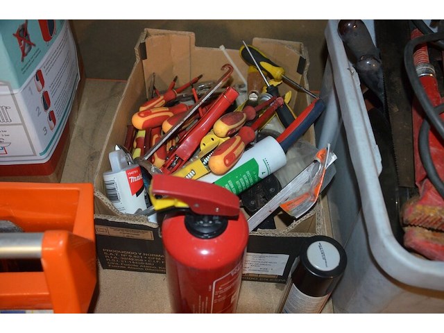 Drukvat cv levica, 5 dozen gevuld met klein handgerief, signalisatielamp met zwaailicht - afbeelding 2 van  14