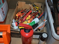 Drukvat cv levica, 5 dozen gevuld met klein handgerief, signalisatielamp met zwaailicht - afbeelding 2 van  14