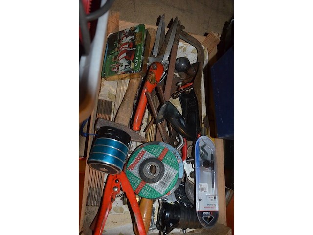 Drukvat cv levica, 5 dozen gevuld met klein handgerief, signalisatielamp met zwaailicht - afbeelding 6 van  14