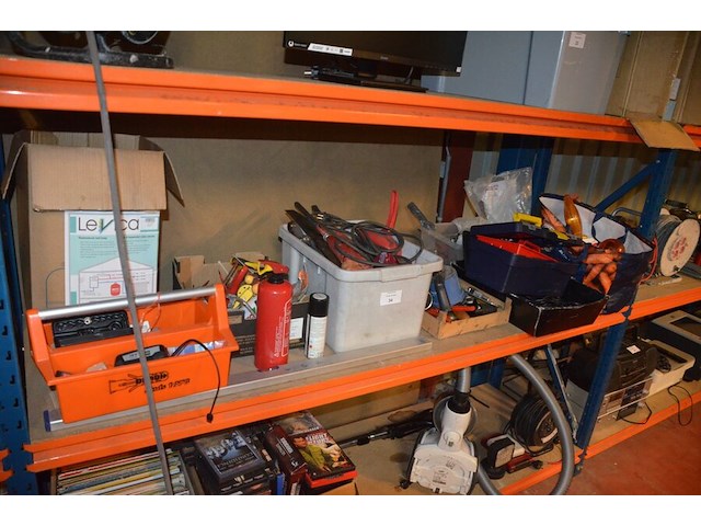 Drukvat cv levica, 5 dozen gevuld met klein handgerief, signalisatielamp met zwaailicht - afbeelding 1 van  14