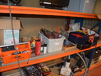 Drukvat cv levica, 5 dozen gevuld met klein handgerief, signalisatielamp met zwaailicht - afbeelding 1 van  14