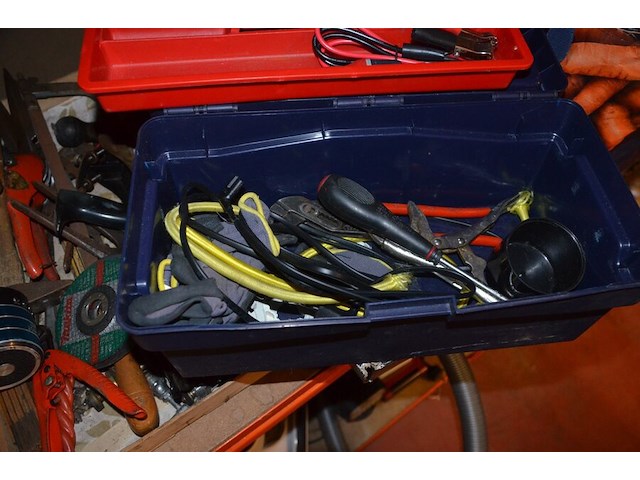 Drukvat cv levica, 5 dozen gevuld met klein handgerief, signalisatielamp met zwaailicht - afbeelding 8 van  14