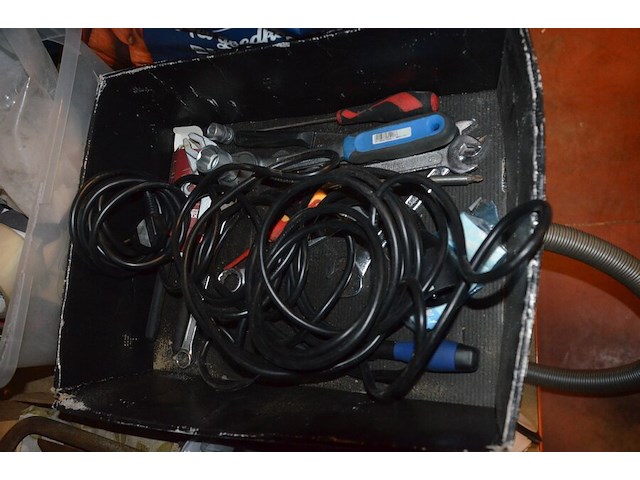 Drukvat cv levica, 5 dozen gevuld met klein handgerief, signalisatielamp met zwaailicht - afbeelding 9 van  14