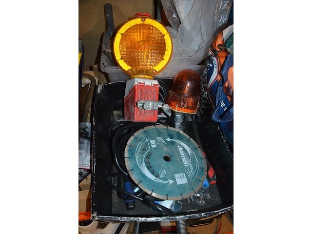 Drukvat cv levica, 5 dozen gevuld met klein handgerief, signalisatielamp met zwaailicht - afbeelding 10 van  14