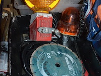 Drukvat cv levica, 5 dozen gevuld met klein handgerief, signalisatielamp met zwaailicht - afbeelding 10 van  14