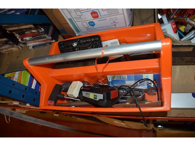 Drukvat cv levica, 5 dozen gevuld met klein handgerief, signalisatielamp met zwaailicht - afbeelding 12 van  14