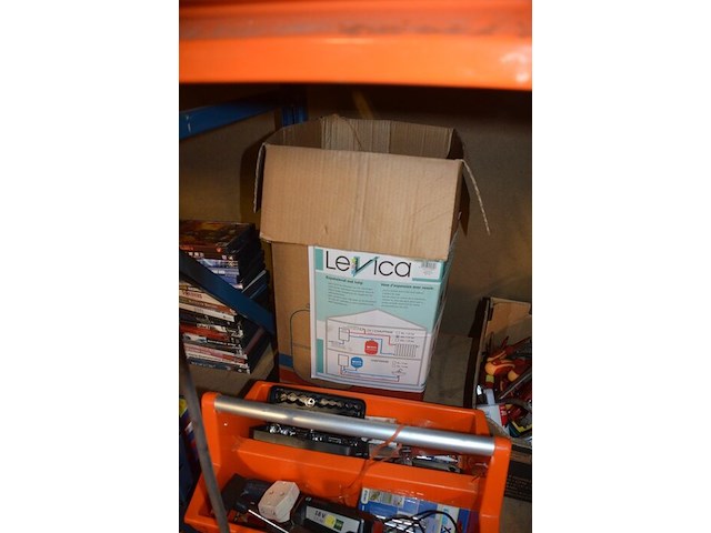 Drukvat cv levica, 5 dozen gevuld met klein handgerief, signalisatielamp met zwaailicht - afbeelding 14 van  14