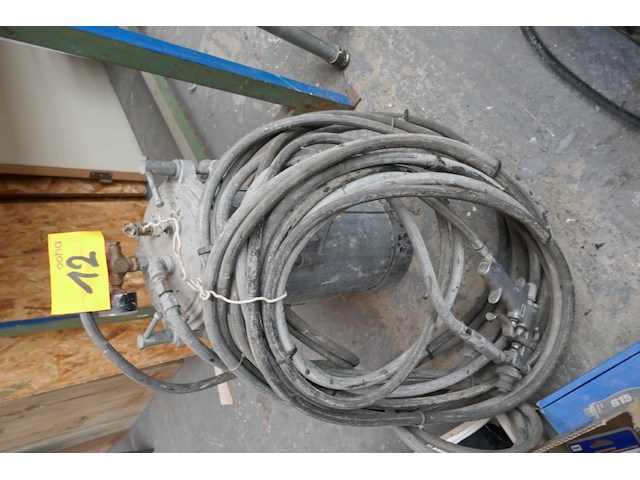 Drukvat verfcontainer met verfpistool - afbeelding 1 van  4