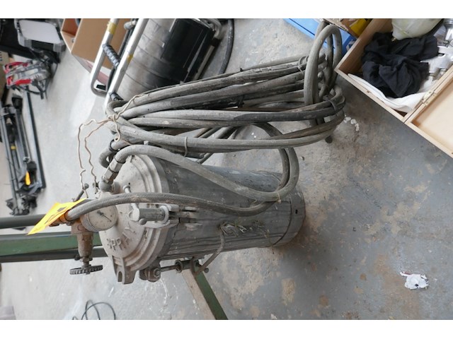 Drukvat verfcontainer met verfpistool - afbeelding 2 van  4