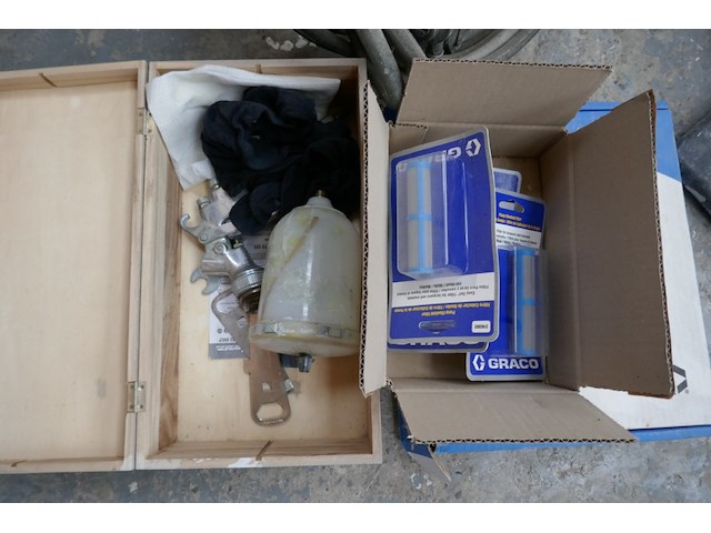 Drukvat verfcontainer met verfpistool - afbeelding 3 van  4