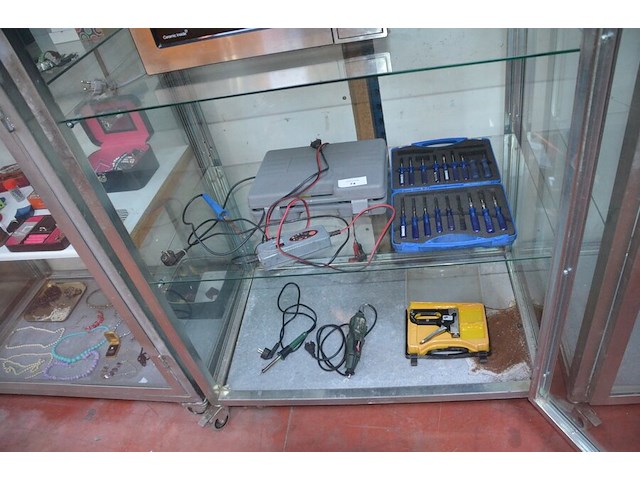 Druppellader, hamerset in koffer, bernerset in koffer, 2 soldeerbouten, dremel 2force, nietpistool - afbeelding 1 van  9