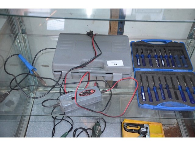 Druppellader, hamerset in koffer, bernerset in koffer, 2 soldeerbouten, dremel 2force, nietpistool - afbeelding 2 van  9