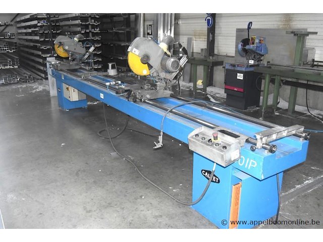 Dubbele aluminium afkortzaagmachine calvet univer 400ip, sr nr 06t181, bj 2006, werking niet gekend - afbeelding 1 van  6