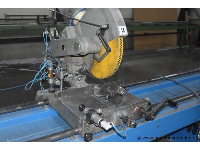 Dubbele aluminium afkortzaagmachine calvet univer 400ip, sr nr 06t181, bj 2006, werking niet gekend - afbeelding 2 van  6