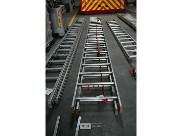 Dubbele aluminium ladder - afbeelding 1 van  4
