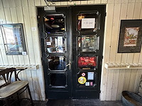 Dubbele houten deur met glazen inzetstukken