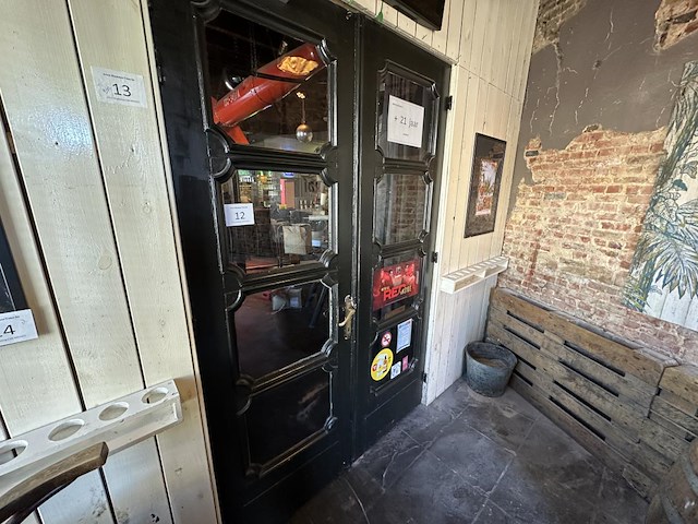 Dubbele houten deur met glazen inzetstukken - afbeelding 2 van  7