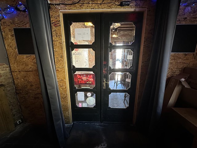 Dubbele houten deur met glazen inzetstukken - afbeelding 4 van  7