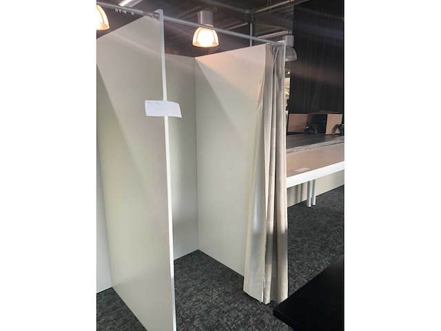 Dubbele houten paskamer - afbeelding 5 van  9