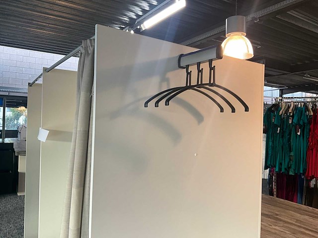 Dubbele houten paskamer - afbeelding 7 van  9