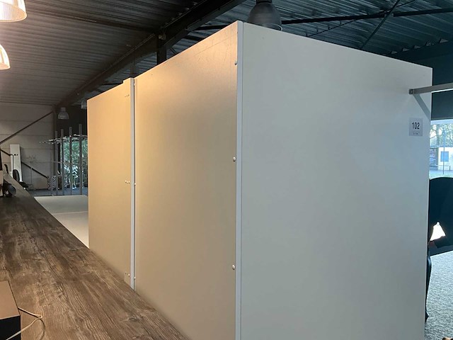 Dubbele houten paskamer - afbeelding 8 van  9