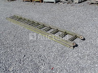 Dubbele metalen ladder van +/- 6 m (2 x 12 sporten) afmetingen: . +/- 326 cm gesloten. +/- 600 cm open