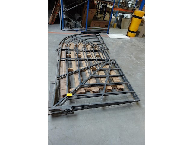 Dubbele metalen poort - afbeelding 1 van  4