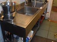 Dubbele spoeltafel, roestvrij staal, met 2 spoelbakken, afdruipvlak, onderblad en professionele kraan met sproeier
