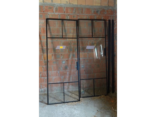 Dubbele stalen deur met glas + 2x vast stalen raam met glas - afbeelding 1 van  2
