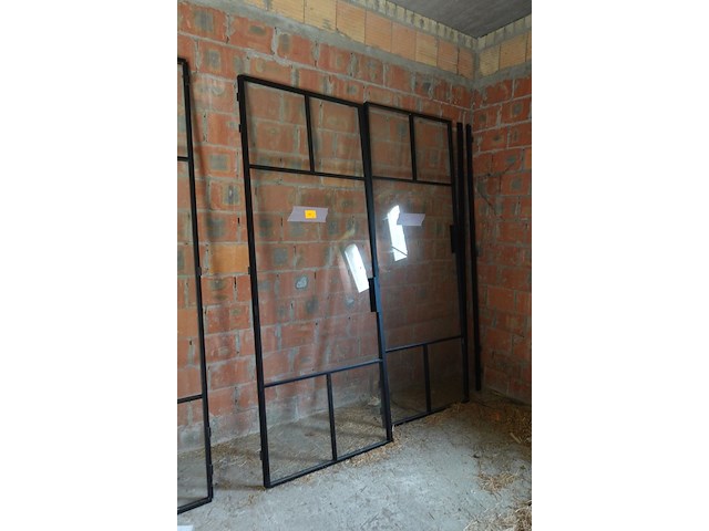 Dubbele stalen deur met glas + 2x vast stalen raam met glas - afbeelding 2 van  2