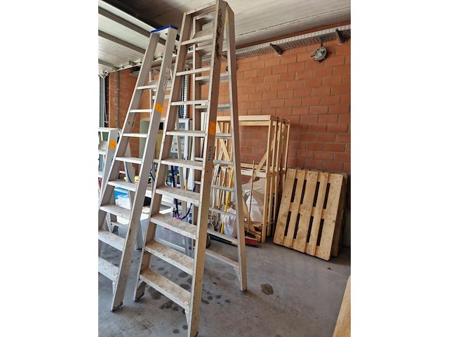 Dubbele trapladder solide - afbeelding 1 van  4