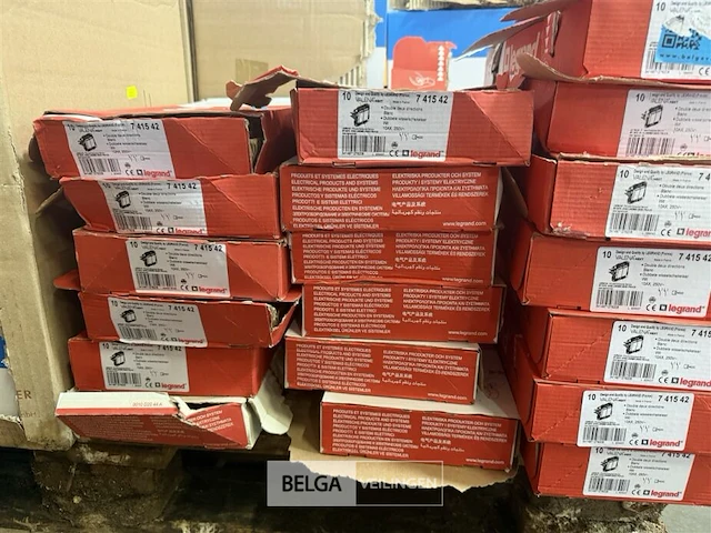 Dubbele wisselschakelaar legrand valena next in het wit (10 st/doos-6 dozen) - afbeelding 1 van  3