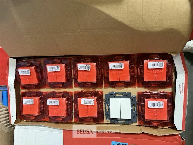 Dubbele wisselschakelaar legrand valena next in het wit (10 st/doos-6 dozen) - afbeelding 2 van  3