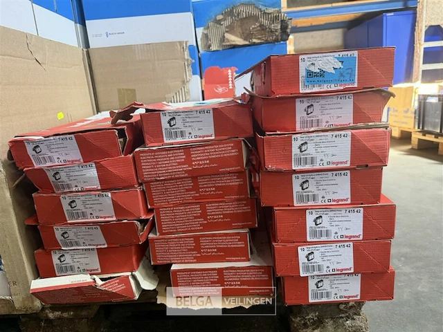 Dubbele wisselschakelaar legrand valena next in het wit (10 st/doos-7 dozen) - afbeelding 1 van  3