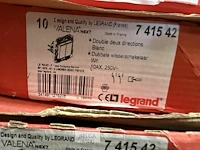 Dubbele wisselschakelaar legrand valena next in het wit (10 st/doos-7 dozen) - afbeelding 3 van  3