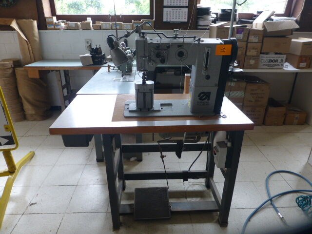 Dubbelnaalds naaimachine dürkopp adler - afbeelding 1 van  6
