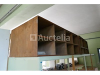 Dubbelzijdig houten rek + houten vakkenkast - afbeelding 1 van  4