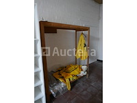 Dubbelzijdig houten rek + houten vakkenkast - afbeelding 3 van  4