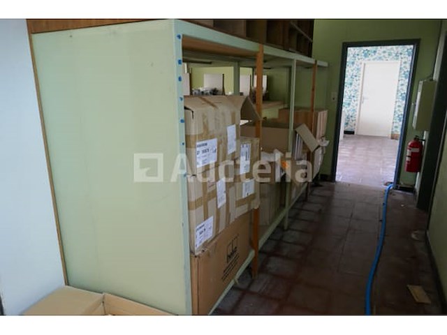 Dubbelzijdig houten rek + houten vakkenkast - afbeelding 4 van  4