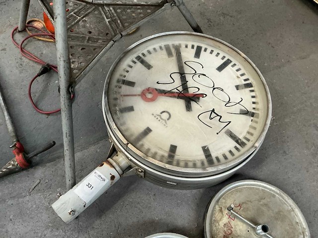 Dubbelzijdige ronde stationsklok mobatime klok - afbeelding 1 van  8