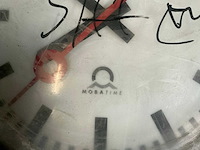 Dubbelzijdige ronde stationsklok mobatime klok - afbeelding 3 van  8